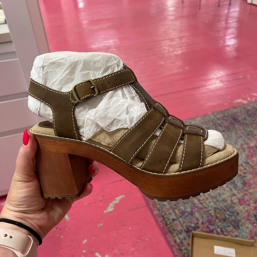 Sbicca chocolate leather sandal size 7 new in box